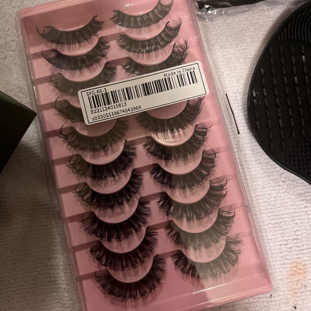 Pack of eyelashes.